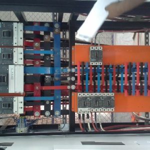 TABLERO AUTOSOPORTADO DE DISTRIBUCIÓN CON INTERRUPTORES TIPO CAJA MOLDEADA ENSAMBLADO CON BARRA DE COBRE